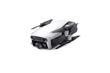 El Mavic Air de DJI graba video en 4K, tiene tres ejes de estabilización, pesa 430 gramos de peso y plegado cabe en la palma de la mano