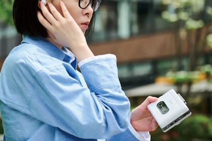 El Maxell MXCP-P100 es un reproductor de cassettes de audio que tiene batería recargable y conectividad Bluetooth