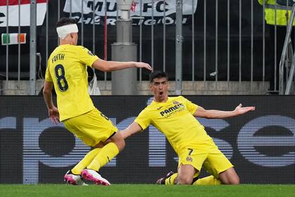 El máximo goleador de Villarreal, Gerard Moreno, festeja uno de sus tantos junto a Juan Foyth
