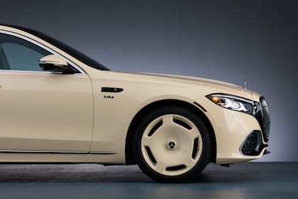 El Maybach cuenta con asientos traseros ejecutivos con calefacción, ventilación y masajes, climatización de cuatro zonas, techo panorámico y un sistema de sonido Burmester 4D
