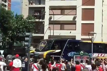 El mayo ataque al colectivo de Boca se dio en Quinteros y Libertador