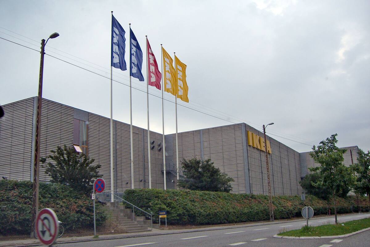 El mayor comerciante de muebles de Alemania, la compañía sueca Ikea, cerrará a partir de hoy sus 53 establecimientos en el país