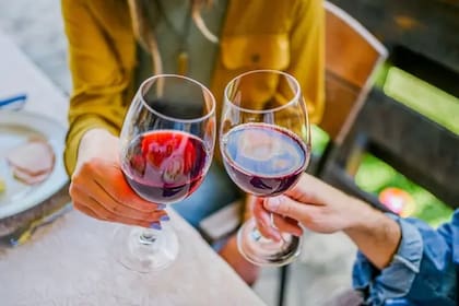 El mayor consumo de alcohol que puede darse en vacaciones es más nocivo de lo imaginado para quienes buscan mejorar su calidad de sueño