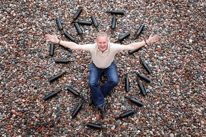 El mayor crítico de vinos inglés le quita dramatismo a la calificación de etiquetas y hace un crudo análisis del rumbo vitivinícola local