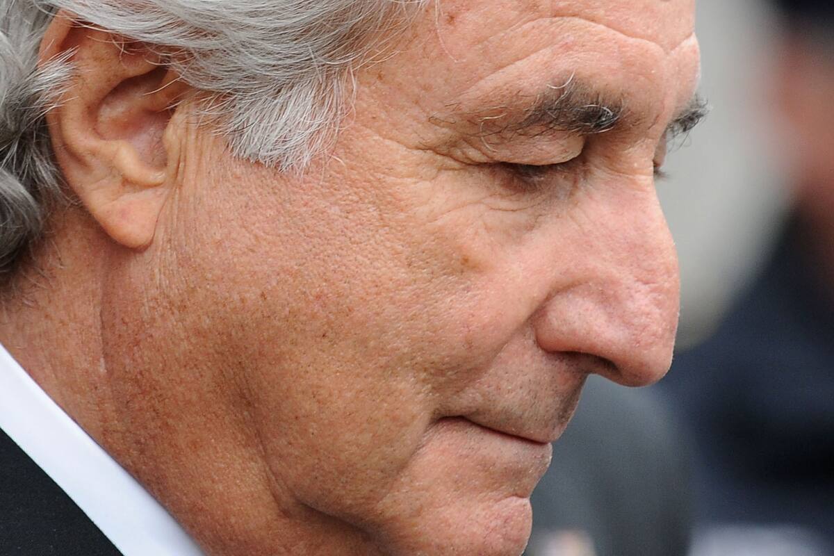 El mayor estafador de la historia de Wall Street, Bernard Madoff, al momento de abandonar el Tribunal Federal de los Estados Unidos, después de una audiencia en 2009