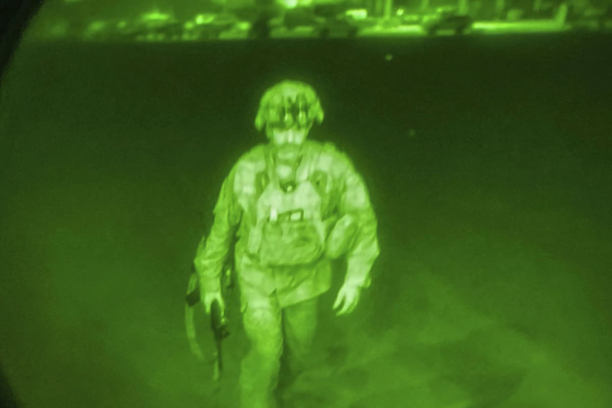 El Mayor General Chris Donahue aborda un avión de carga C-17 en el Aeropuerto Internacional Hamid Karzai en Kabul; es el último miembro del servicio estadounidense en salir de Afganistán