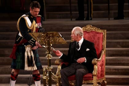 El mayor Jonathan Thompson asiste al rey Carlos III en la reciente ceremonia en Westminster