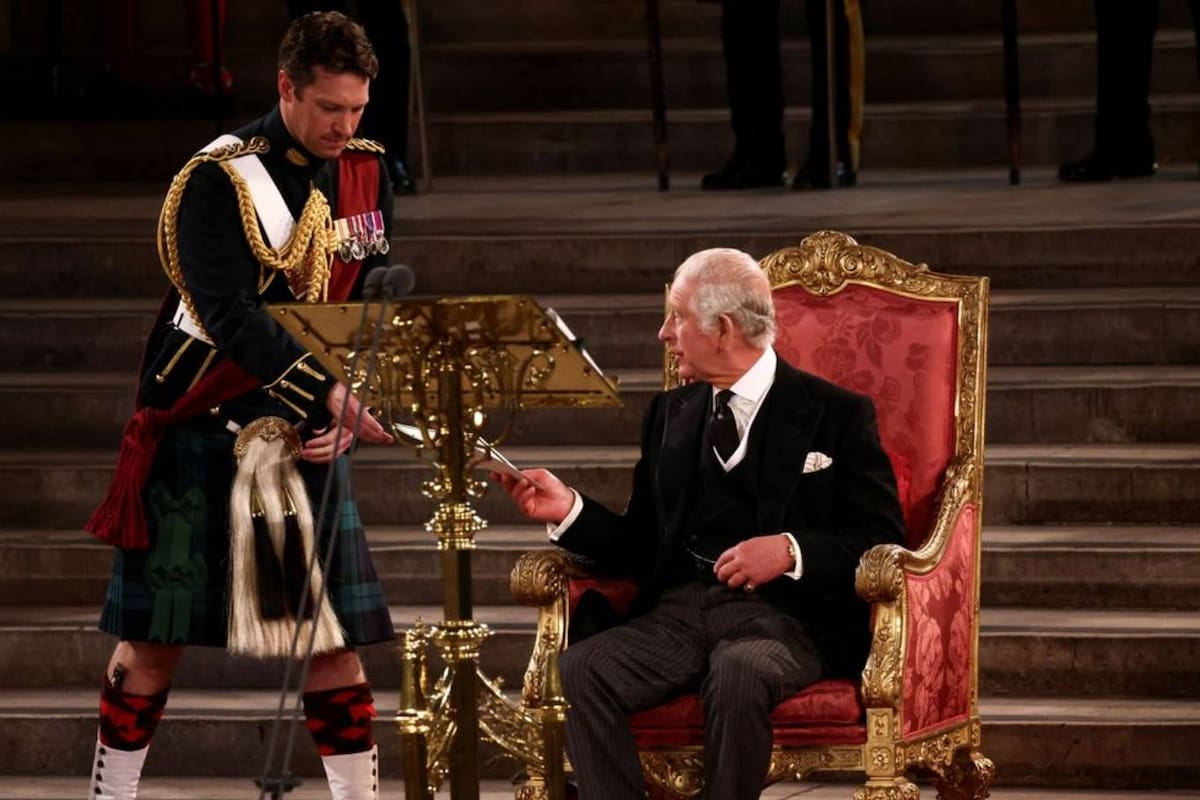 El mayor Jonathan Thompson asiste al rey Carlos III en la reciente ceremonia en Westminster