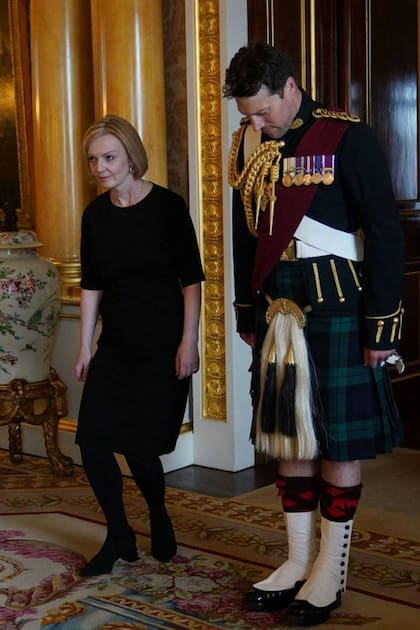 El mayor Jonathan Thompson escoltó a la primera ministra británica, Liz Truss, a su primera visita al flamante rey Carlos III