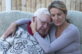 Según la psicología, las personas que cuidan a su entorno carecen de contención al llegar a los 60 años