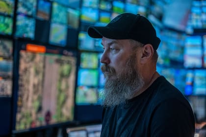 El mayor Robert "Magyar" Brovdi en la sala de control durante una operación de largo alcance con vehículos aéreos no tripulados contra posiciones rusas en una ubicación no revelada de Ucrania, el viernes 7 de agosto de 2026