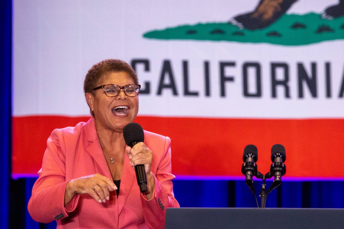 El mayor temor de la alcaldesa de Los Ángeles en medio de las redadas del ICE son las consecuencias para los niños