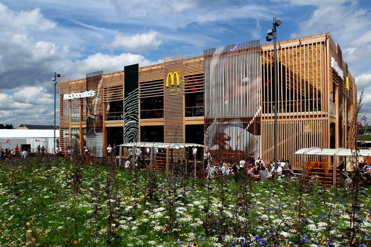 El Mc Donalds más grande del mundo tiene casi 3 mil metros, calcula que venderá hasta que finalicen los Juegos unos 50 mil Big Macs, 100 mil porciones de papas fritas y 30 mil milkshakes, luego se des