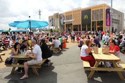 El Mc Donalds más grande del mundo tiene casi 3 mil metros, calcula que venderá hasta que finalicen los Juegos unos 50 mil Big Macs, 100 mil porciones de papas fritas y 30 mil milkshakes, luego se des