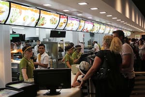 El Mc Donalds más grande del mundo tiene casi 3 mil metros, calcula que venderá hasta que finalicen los Juegos unos 50 mil Big Macs, 100 mil porciones de papas fritas y 30 mil milkshakes, luego se des