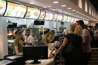 Cuánto cobran los empleados de cadenas de comidas rápidas en abril