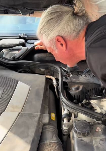 El mecánico no lograba encontrar al animal dentro del motor del auto (Captura: @royaltyautoservice)