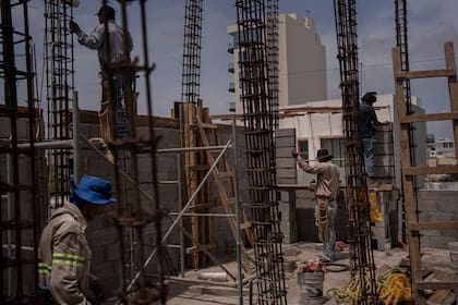 El mecanismo centralizado de negociación colectiva que rige en la Argentina hace décadas complica cualquier proceso de estabilización