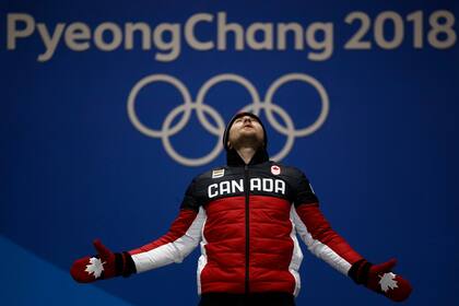 El medallista de oro en esquí de fondo Brady Leman, de Canadá