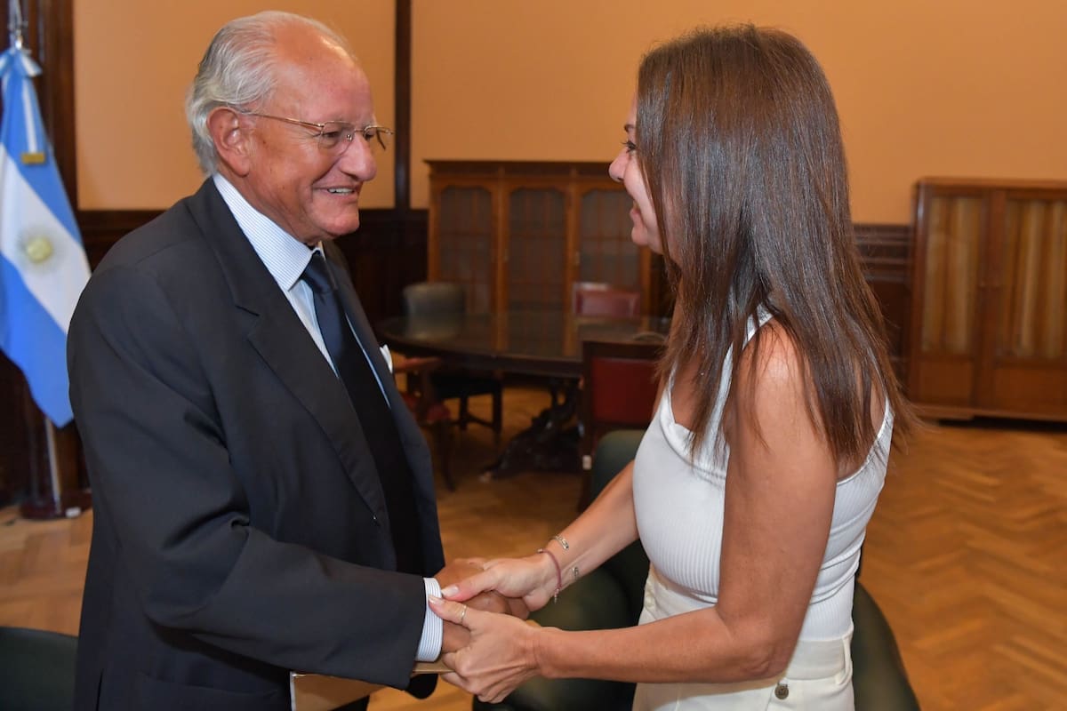 El médico Abel Albino junto a la ministra de Capital Humano, Sandra Pettovello