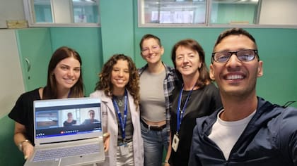 El médico argentino Santiago de Matos Lima junto al equipo con el que desarrolló un videojuego para transformar la experiencia de los niños que deben someterse a procedimientos quirúrgicos