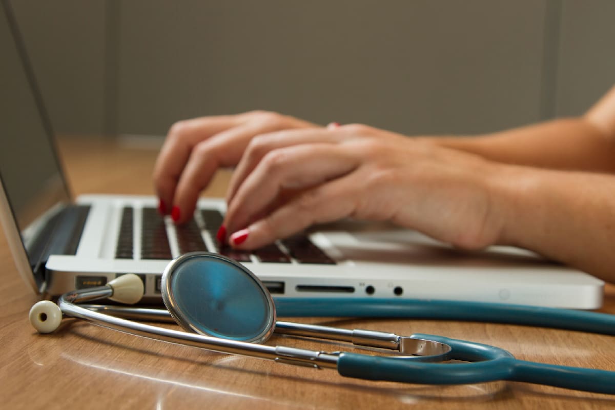 El médico certificado le dará a la persona un sobre sellado que no debe abrir