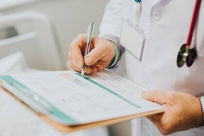 El médico debe aceptar trabajar a tiempo completo en práctica clínica en un área de poco acceso a la salud