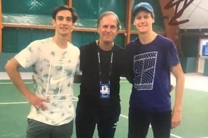 El médico del tenis italiano, Giani Daniele, con Lorenzo Musetti y Sinner