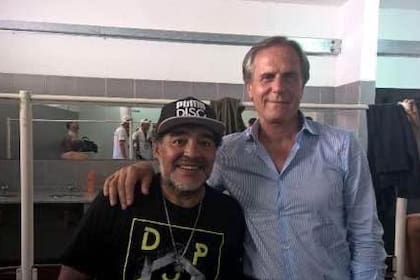 El médico del tenis italiano, Giani Daniele, con Diego Maradona, en 2017, durante una serie de Copa Davis en Parque Sarmiento