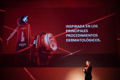 El médico dermatólogo Simón Scarano brindó una charla informativa en el evento.