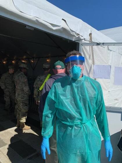 El médico Diego Ponieman, yendo a la "Zona Caliente" a realizar test de coronavirus.