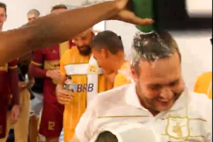 El médico Jorge Oliva, que tomó las riendas del equipo tras la renuncia del DT en el entretiempo, recibe el agradecimiento de los jugadores de Brasiliense, de la Serie D de Brasil