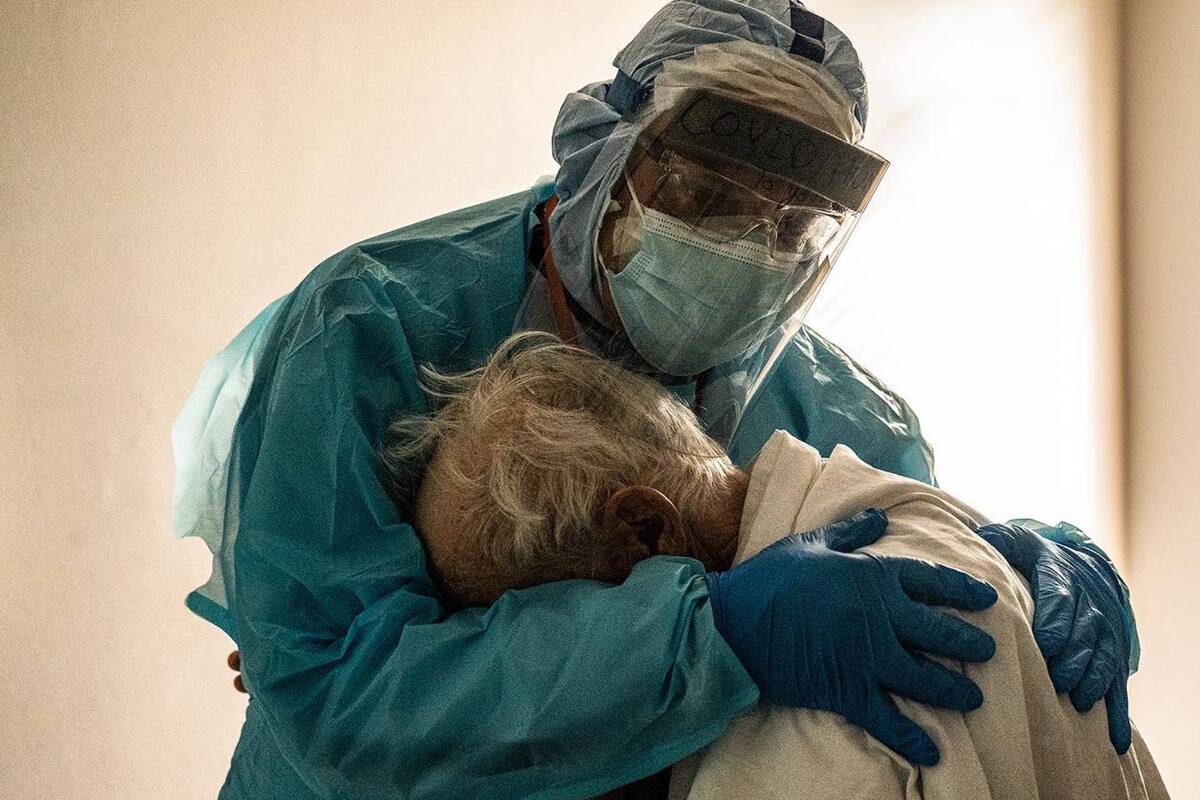 El médico Joseph Varon, de un hospital de Houston, Estados Unidos, se acercó a consolar a un paciente de terapia intensiva que lloraba fuertemente por no poder ver a su esposa en el Día de Acción de Gracias
