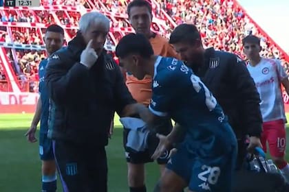 El médico le advierte al banco por una lesión, pero Solari quiere continuar jugado. Luego el futbolista fue reemplazado y se lo notaba muy molesto en el banco