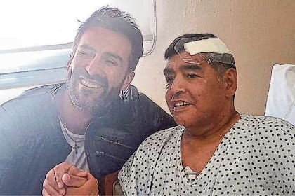 Leopoldo Luque y Diego Armando Maradona, tras la operación por el hematoma subdural del Diez