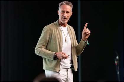 El médico Mark Hyman sostiene que la ciencia de la longevidad desafía la visión del envejecimiento