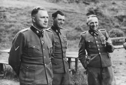El médico nazi Josef Mengele, en el centro, entre Richard Baer, comandante de Auschwitz (izquierda) y Rudolf Hoess, anterior responsable, cerca del campo de concentración en la Polonia ocupada, en 1944. (Getty Images)