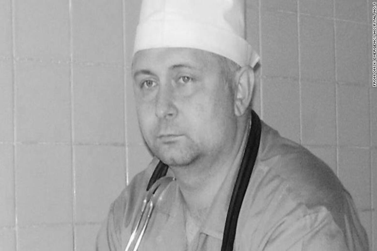 El médico que atendió a Navalny tras su envenenamiento, en una foto difundida por el Hospital de Omsk