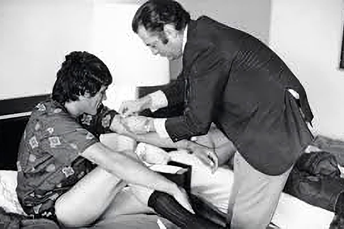 El médico Roberto "Cacho" Paladino, con Carlos Monzón