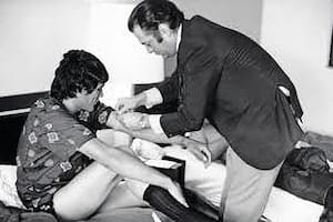 El médico Roberto "Cacho" Paladino, con Carlos Monzón