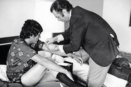 El médico Roberto "Cacho" Paladino, con Carlos Monzón