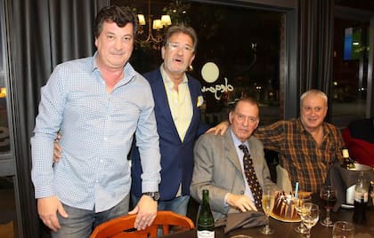 El médico Roberto "Cacho" Paladino junto a Norberto Alonso.