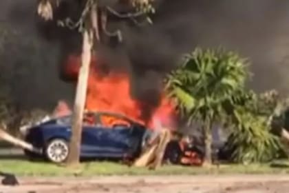 El médico y padre de cinco niños no pudo salir del Tesla Model S: así terminó el auto luego del choque