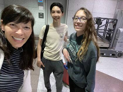El medio hermano de Sarah, Chris, también fue adoptado y ambos llegaron a Estados Unidos