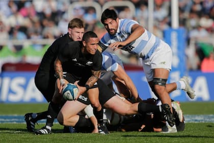 El medio-scrum Aaron Smith, uno de los principales responsables del rugby expeditivo y veloz que practica Nueva Zelanda; todo los jugadores lo ejecutan, independientemente de su puesto.