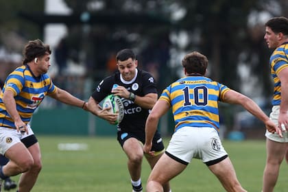 El medio-scrum del CASI, Joaquín Sánchez, rodeado por: Franco Diviesti, Bautista Farisé y Santino Amaya
