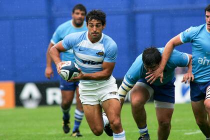 El medio-scrum Felipe Ezcurra en acción.