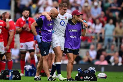 El medio-scrum Jack van Poortvliet sale lesionado en el triunfo sobre Gales: otro motivo de preocupación para Inglaterra con miras al estreno en el Mundial de Francia, contra los Pumas.