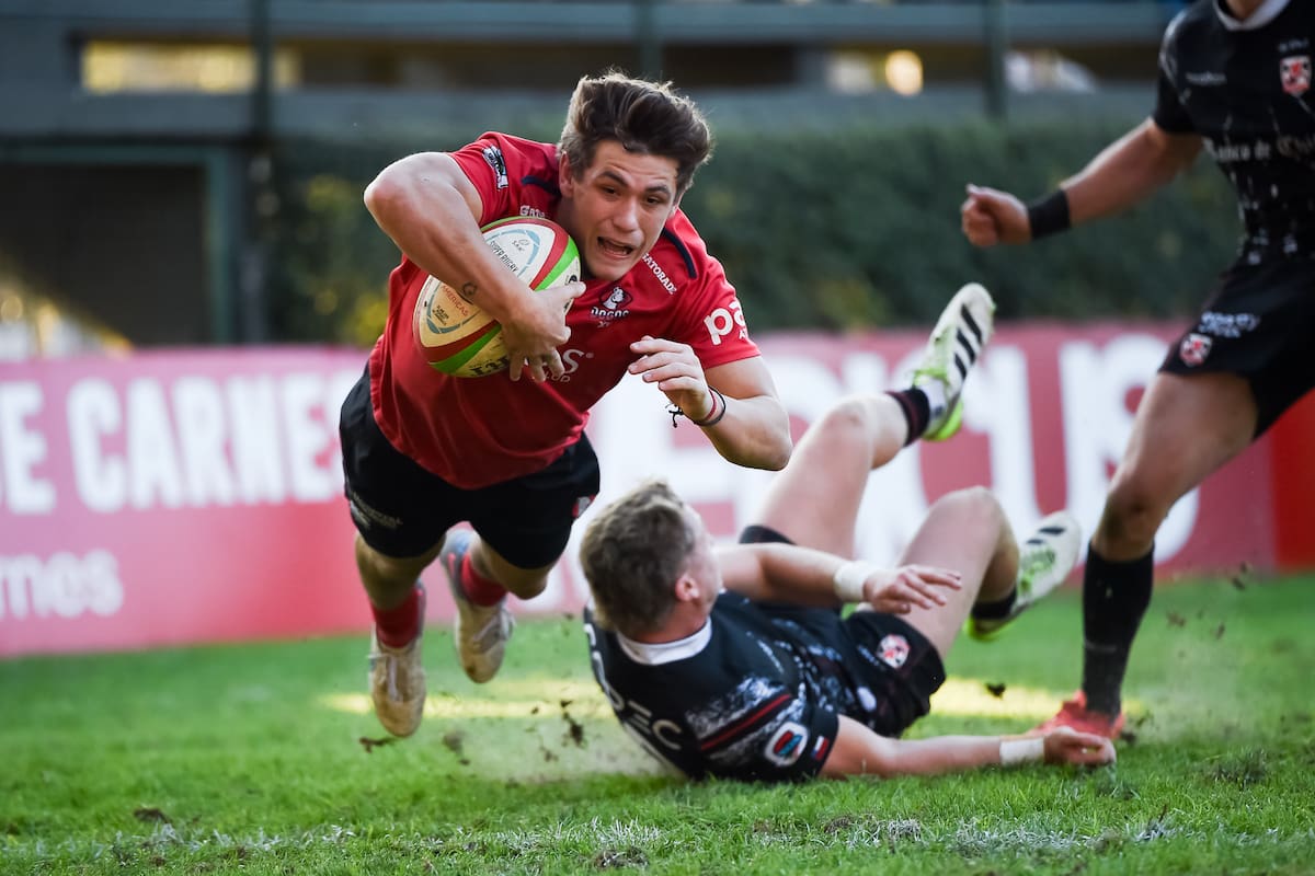 El medio-scrum Juan Llovel vuela al try mientras Dogos XV domina en Córdoba; terminará venciendo Selknam, de Chile, con una remontada que le dará la clasificación en el Súper Rugby Américas.
