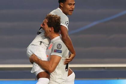 El mediocampista alemán del Bayern Munich Serge Gnabry celebra con el mediocampista alemán del Bayern Munich Leon Goretzka (R) después de marcar un gol durante el partido de fútbol de cuartos de final de la Liga de Campeones de la UEFA